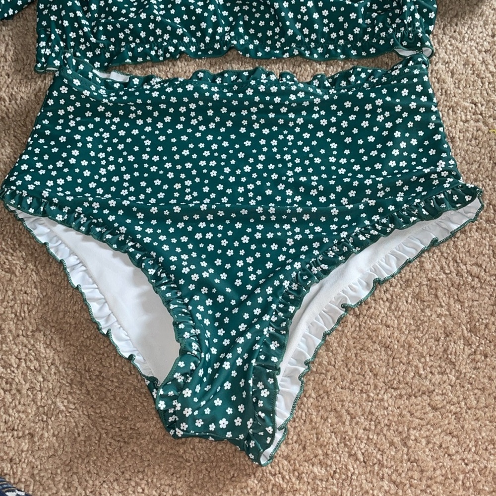 SHEIN green and white Floral Ruffled Bikini Set size medium high waisted - Picture 3 of 9